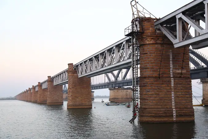 The old Havelock railway bridge crossing the Godavari River at Rajamahendravaram
